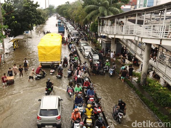 Banjir Picu Kemacetan di Kawasan Taman Kota Jakbar
