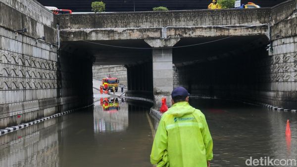 Banjir Rendam Underpass Mampang, Akses Jalan Ditutup Sementara
