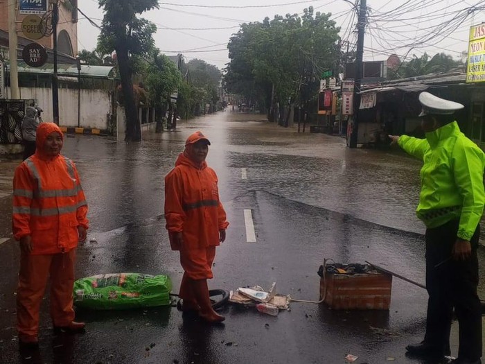 Banjir 60 cm Rendam Jalan Meruya Selatan, Kendaraan Terhalang