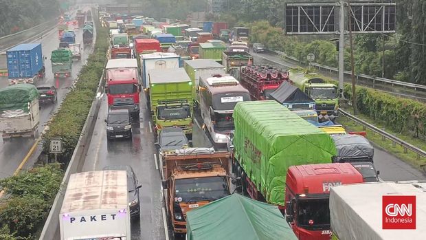 Hujan deras yang mengguyur wilayah Tangerang sejak Sabtu malam menyebabkan Kali Sabi meluap dan merendam ruas Tol Tangerang-Merak di KM 23-800, Minggu (8/3).