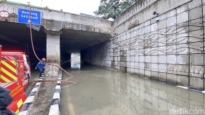 Underpass Mampang Terendam Banjir, Kendaraan Tidak Bisa Melintas