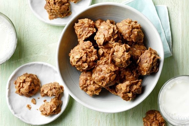 Chocolate peanut butter cookies merupakan resep kue kering Lebaran tanpa oven yang sangat praktis karena tidak perlu dipanggang. Cukup dimasak di kompor lalu didinginkan hingga mengeras.