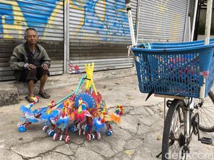 Kisah Daryono, Mengayuh Harapan Lewat Otok-otok di Jalanan Bandung