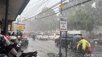 Warga Surabaya Waspadai Hujan Ringan Hari Ini