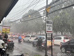 Waspada Hujan Angin Terjang Sidoarjo-Surabaya, Lalin Macet