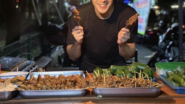 Keseruan Jonathan Frizzy Makan Shabu-shabu hingga Angkringan