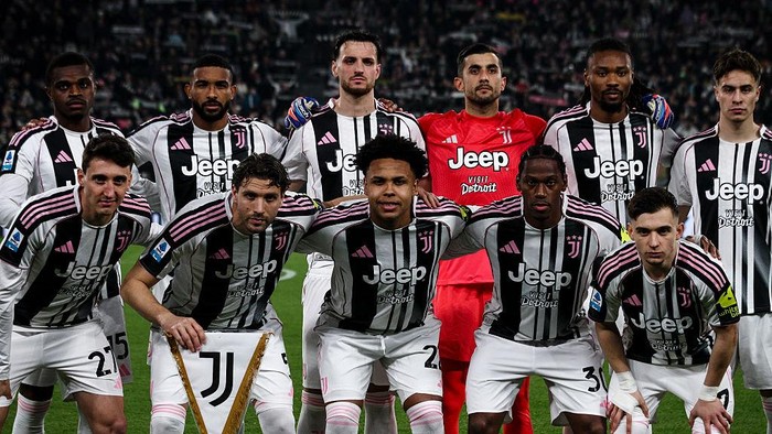 Para pemain Juventus berfoto sebelum melawan Pisa.