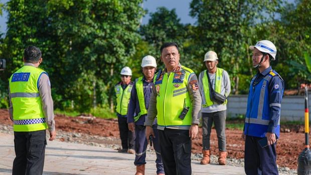 Kakorlantas Polri Irjen Agus Suryonugroho tinjau kesiapan ruas Tol Jakarta - Cikampek (Japek) II Selatan yang akan difungsionalkan pada arus mudik dan arus balik Lebaran 2026.