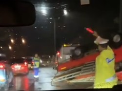 Mobil Muat Tabung Gas Terbalik di Tol Makassar gegara Pecah Ban