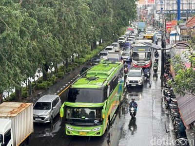Kemacetan di Jalan Raya Waru Sidoarjo