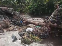 121 KK di Bima Terisolasi Akibat Jembatan Putus Diterjang Banjir