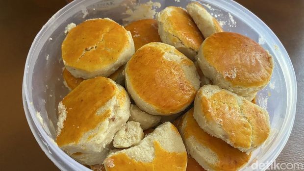 Kue kacang adalah salah satu resep kue kering Lebaran klasik yang bisa dibuat tanpa oven. Teksturnya renyah dengan aroma kacang yang khas, dan proses pembuatannya cukup menggunakan teflon di atas kompor.