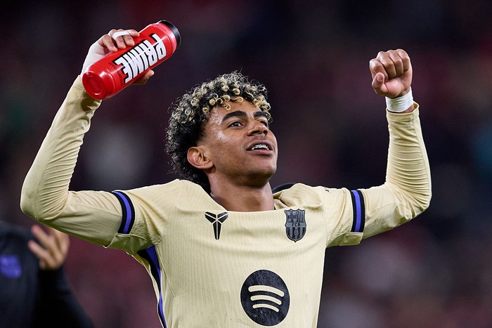 BILBAO, SPAIN - MARCH 07: Lamine Yamal of FC Barcelona celebrates the victory after the LaLiga EA Sports match between Athletic Club and FC Barcelona at Estadio de San Mames on March 07, 2026 in Bilbao, Spain. (Photo by Ion Alcoba Beitia/Getty Images