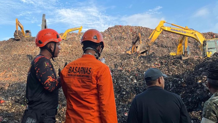Longsor TPA Bantargebang Bekasi Hancurkan Truk dan Warung, 3 Orang Meninggal