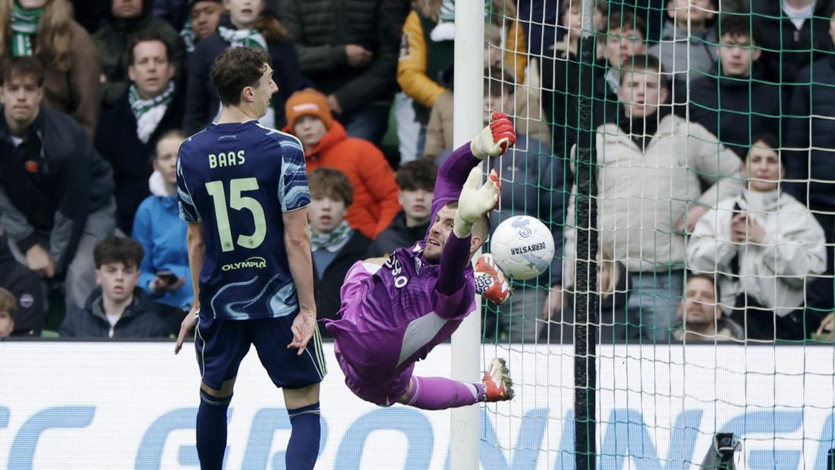Kiper Maarten Paes di laga Groningen vs Ajax Amsterdam. (Foto: Getty Images/Soccrates Images)