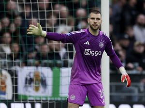 Ajax Lagi Bapuk, Maarten Paes Belum Cicip Kemenangan