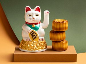 Kenapa Banyak Toko Memasang Patung Kucing Melambai? Ini Maknanya dalam Fengsui