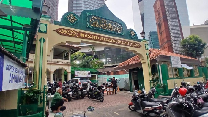 Menunggu Magrib di Tengah Hutan Beton Kuningan