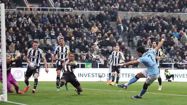 NEWCASTLE UPON TYNE, ENGLAND - MARCH 07: Omar Marmoush of Manchester City scores his team's second goal during the Emirates FA Cup Fifth Round match between Newcastle United and Manchester City at St. James' Park on March 07, 2026 in Newcastle upon Tyne, England. (Photo by George Wood/Getty Images)