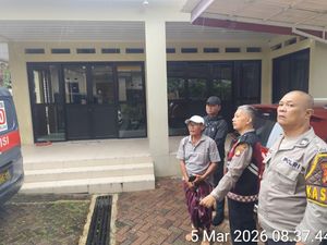 Terekam CCTV, Maling Curi Sepeda di Depok Saat Pemilik Salat Tarawih