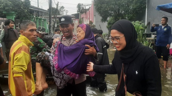Banjir Rendam Wilayah Tangerang, Polisi Evakuasi Warga