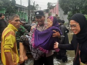 Banjir Rendam Sejumlah Wilayah Tangerang, Polisi Turun Tangan Evakuasi Warga