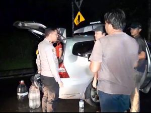 Tengah Malam Mobilnya Mogok, Lansia di Bogor Diantar Pulang Polisi