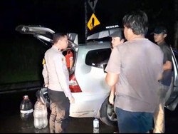 Tengah Malam Mobilnya Mogok, Lansia di Bogor Diantar Pulang Polisi