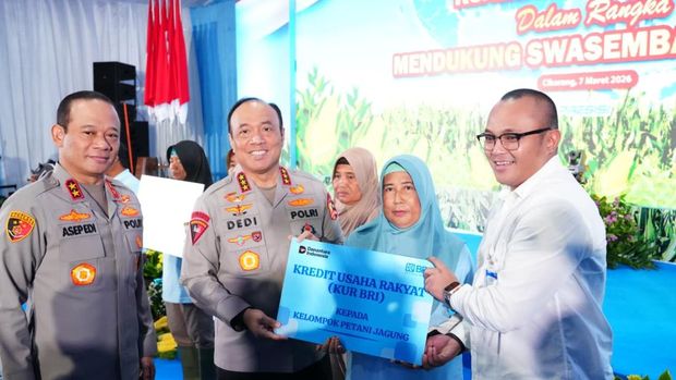 Polri salurkan alsintan, bibit, dan pupuk untuk 215 petani di Cikarang. (dok.istimewa)