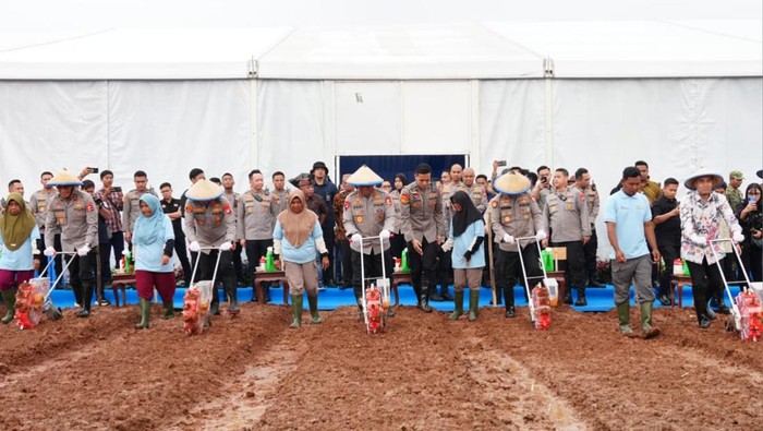 Polri Bagikan Alat Pertanian dan Bibit Unggul ke Petani Cikarang