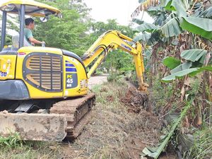 Pemkot Makassar Kerahkan Ekskavator untuk Normalisasi Drainase di Manggala