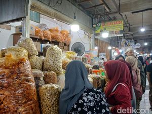Jelang Lebaran, Warga Buru Kue Kering di Pusat Pasar Medan