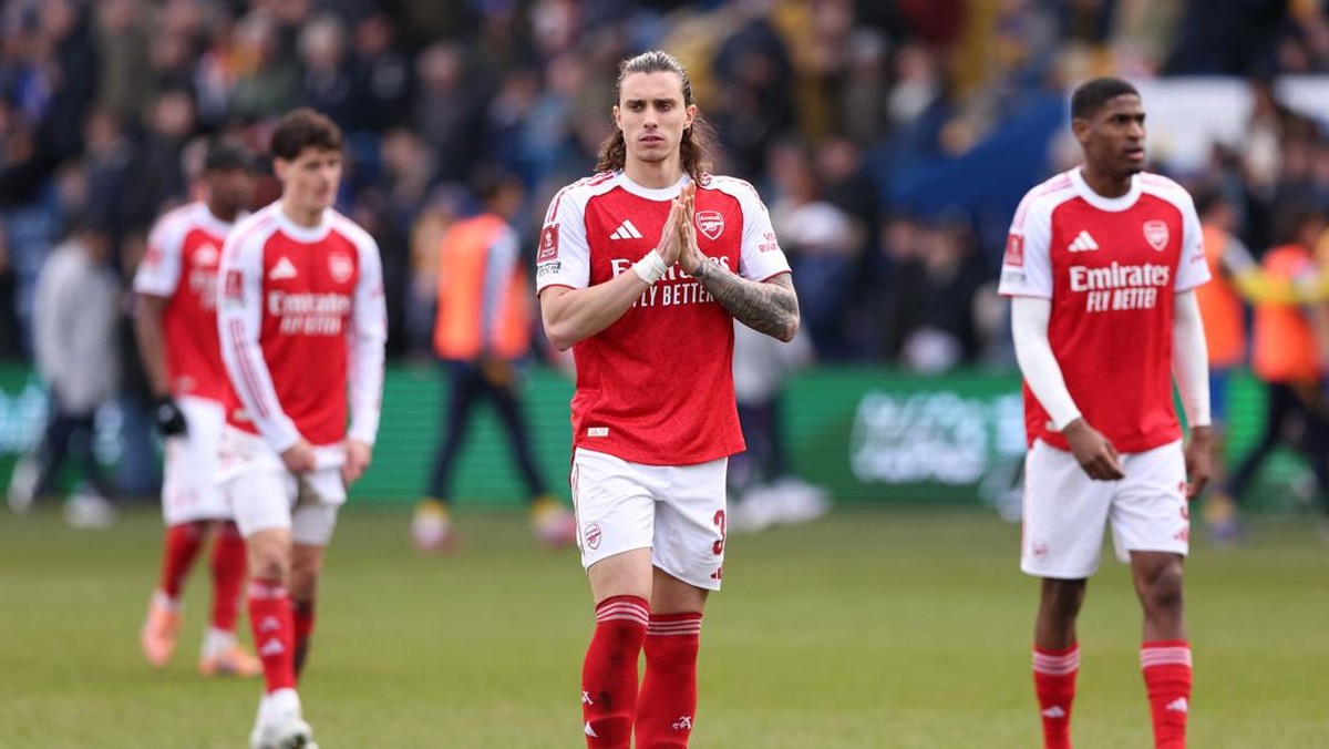 Riccardo Calafiori cedera lagi saat Arsenal kalahkan Mansfield. (REUTERS/David Klein)
