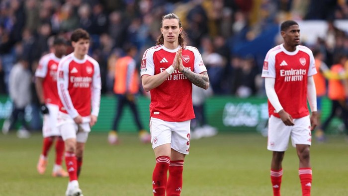 Riccardo Calafiori cedera lagi saat Arsenal kalahkan Mansfield.