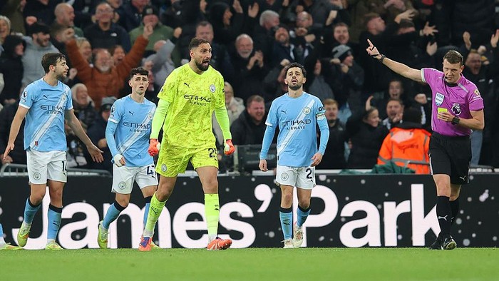 Wasit Sam Barrott pernah bikin kesal Manchester City saat kalah dari Newcastle United di Liga Inggris.