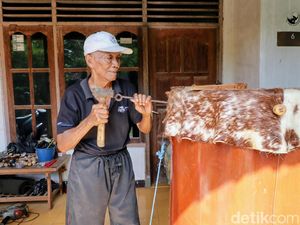 Kisah Mbah Pamujo, Tukang Servis Bedug Masjid Ponorogo yang Banjir Order