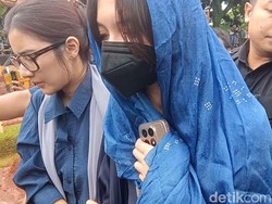 Ketegaran Sheila Dara Aisha di Pemakaman Vidi Aldiano