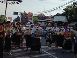 Tradisi Tek-Tekan Nangkluk Merana Jelang Nyepi di Kediri Tabanan