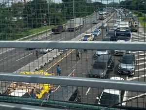 Pikap Muat Tomat Terguling, Tol Sidoarjo-Surabaya Merambat