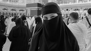 Penampilan Vanesha Prescilla Bercadar di Tanah Suci