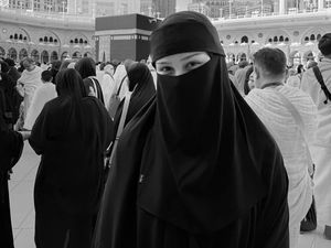 Penampilan Vanesha Prescilla Bercadar di Tanah Suci