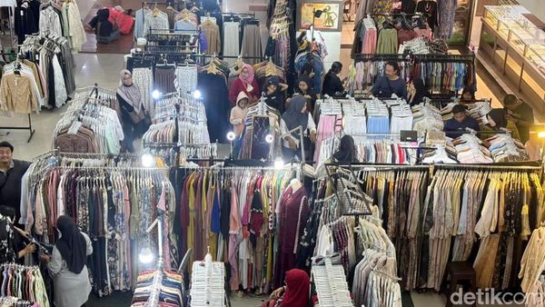 Jelang Lebaran, DTC Surabaya Dipadati Warga Berburu Baju Baru