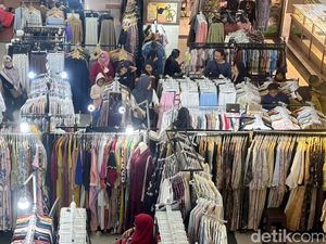 Jelang Lebaran, DTC Surabaya Dipadati Warga Berburu Baju Baru