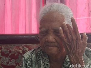 Trauma Ditipu, Nenek Penjual Pisang di Nganjuk Pilih Tak Jualan Lagi
