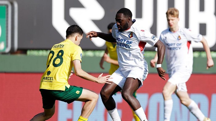 SITTARD, NETHERLANDS - MARCH 8: (L-R) Justin Hubner of Fortuna Sittard, Tyrone Owusu of Telstar  during the Dutch Eredivisie  match between Fortuna Sittard v Telstar at the Fortuna Sittard Stadium on March 8, 2026 in Sittard Netherlands (Photo by Jor