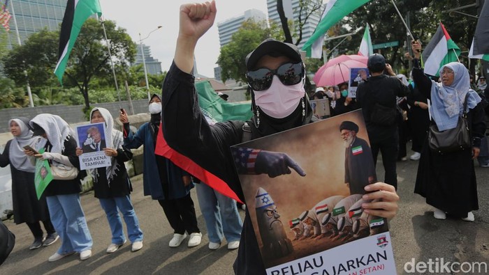 Pengunjuk Rasa Mengecam Serangan AS ke Iran di Depan Kedubes AS Jakarta
