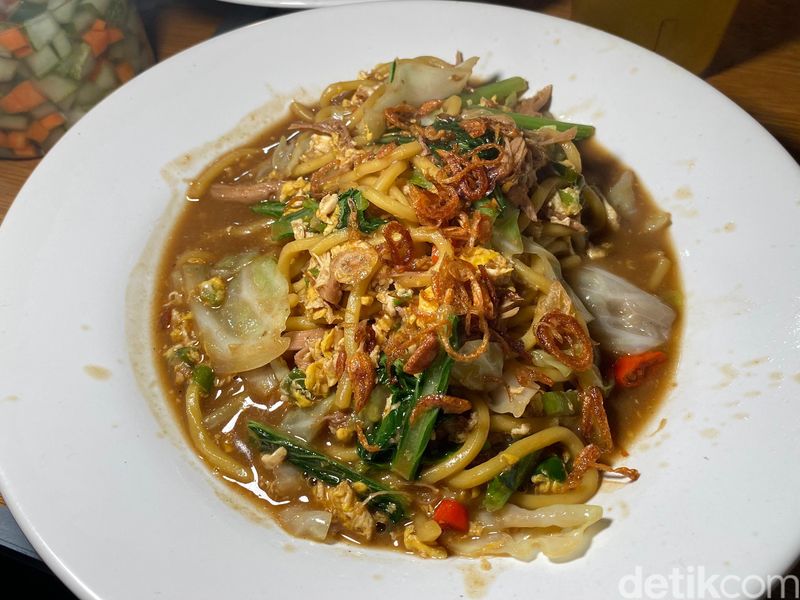 Bakmi Godok Cipete sajikan mie Jawa yang sedap pakai topping daging bebek dan brisket.