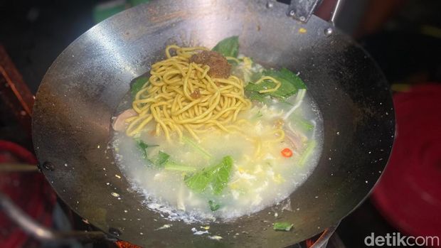 Bakmi Godok Cipete sajikan mie Jawa yang sedap pakai topping daging bebek dan brisket.