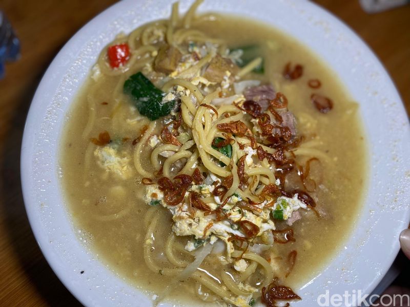 Bakmi Godok Cipete sajikan mie Jawa yang sedap pakai topping daging bebek dan brisket.