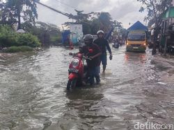 Jalur Sukodadi-Paciran Lamongan Terendam Banjir, Banyak Motor Mogok